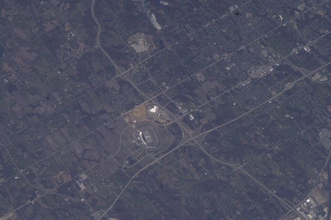 El Kansas Speedway en Kansas City, Kansas, fotografiado desde la órbita de la Estación Espacial Internacional.