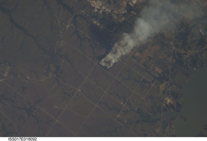 Una columna de humo se eleva cerca de Fort Riley en Kansas, fotografiada por la Estación Espacial Internacional.