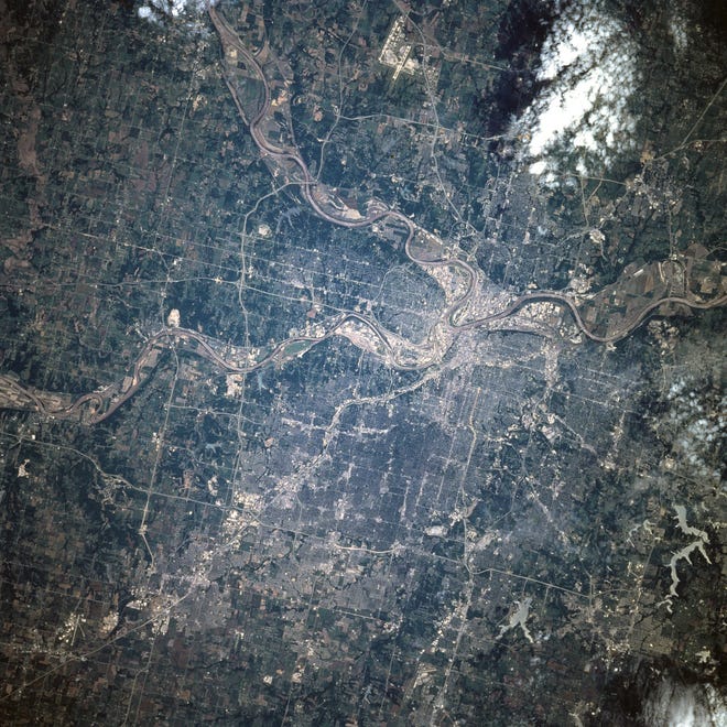 Una vista de Kansas City desde el espacio, vista desde la Estación Espacial Internacional.