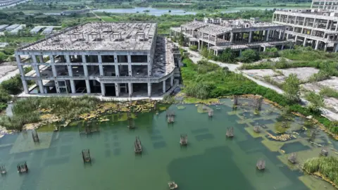 Getty Images Un proyecto inacabado de la Ciudad de Turismo Cultural Evergrande en Zhenjiang, China.