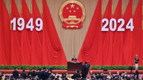 Getty Images El presidente chino, Xi Jinping, habla durante una recepción del Día Nacional en vísperas del 75.º aniversario de la fundación de la República Popular China.