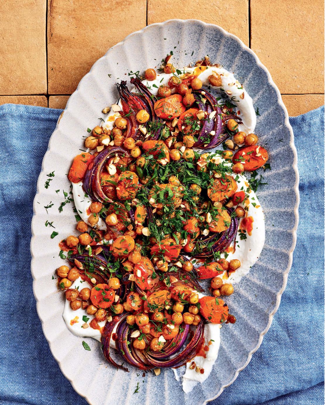 El libro de Harissa Roasted Veggies, de Caroline Chambers, muestra cómo puedes agregar algo de sabor a tus platos simplemente cocinando las verduras correctamente.