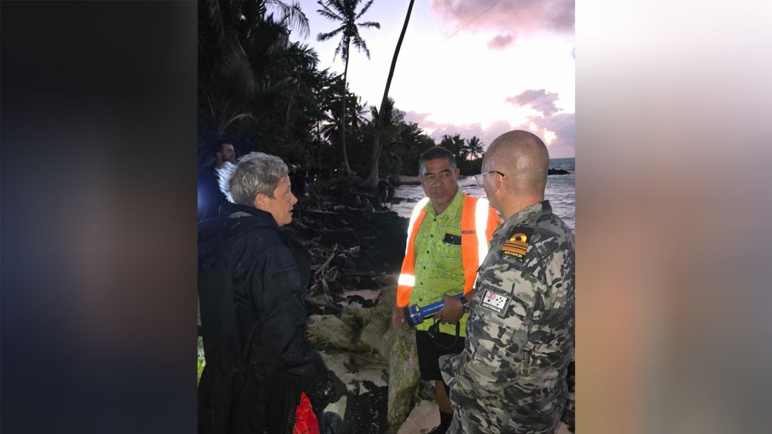 Los equipos de rescate respondieron a una llamada de ayuda del barco de investigación marina neozelandés HMNZS Manawanui.