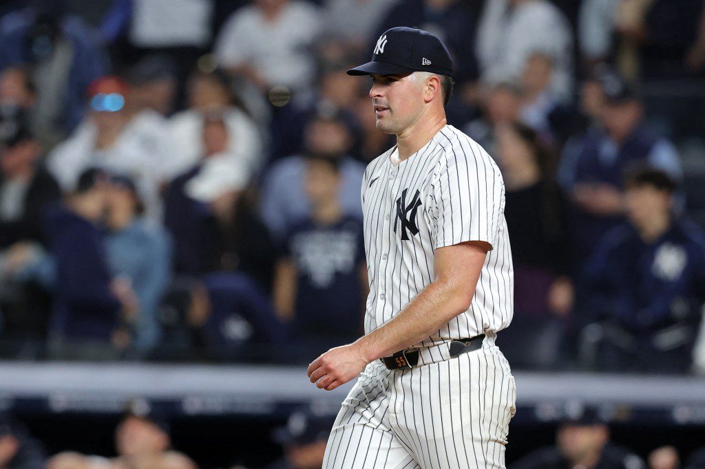 El campocorto de los Yankees, Carlos Rodón, reacciona luego de permitir tres carreras en la cuarta entrada contra los Reales el 7 de octubre de 2024.