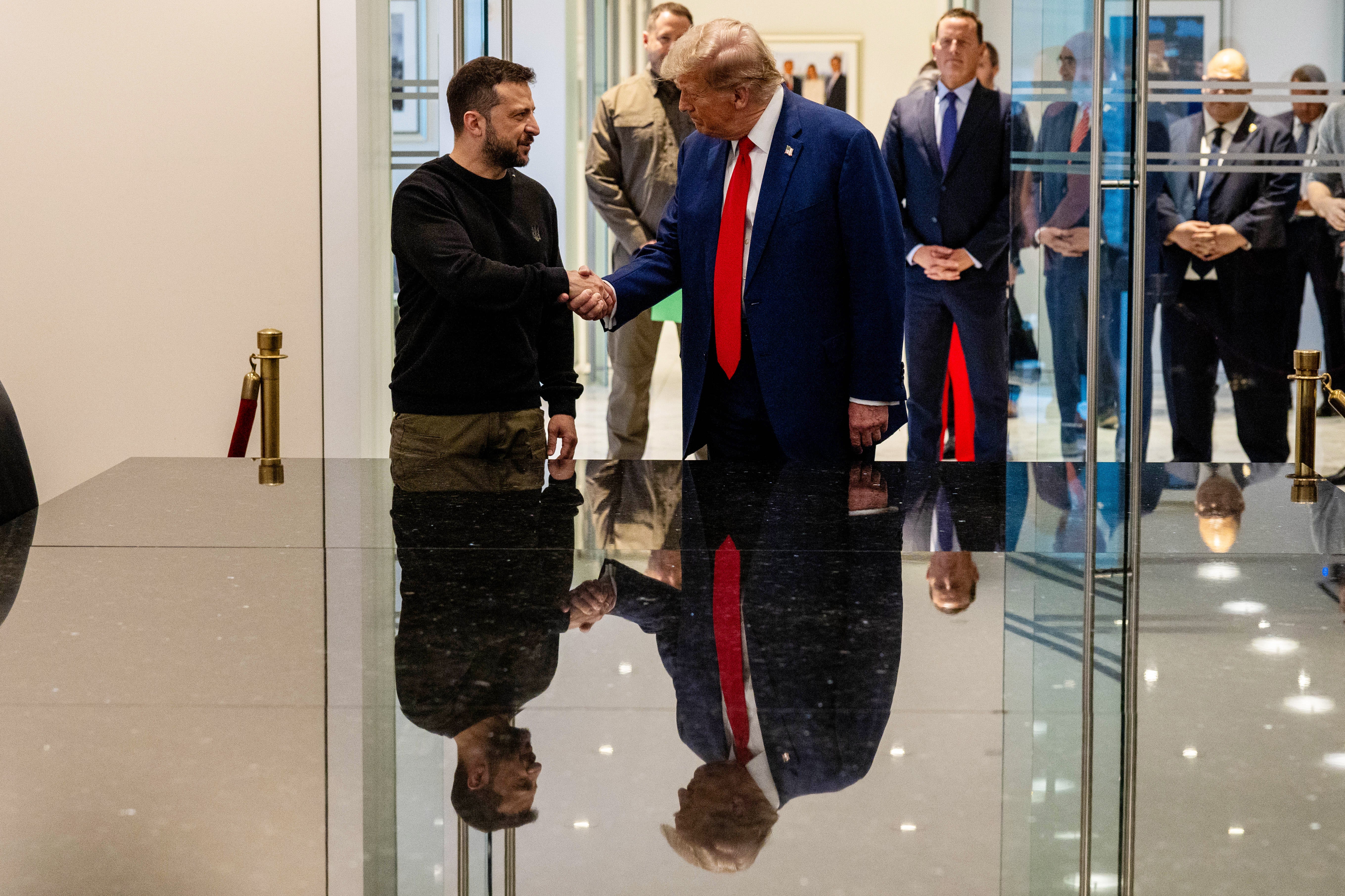 El presidente ucraniano Volodymyr Zelensky y Donald Trump se dan la mano durante una reunión en la ciudad de Nueva York el 27 de septiembre.