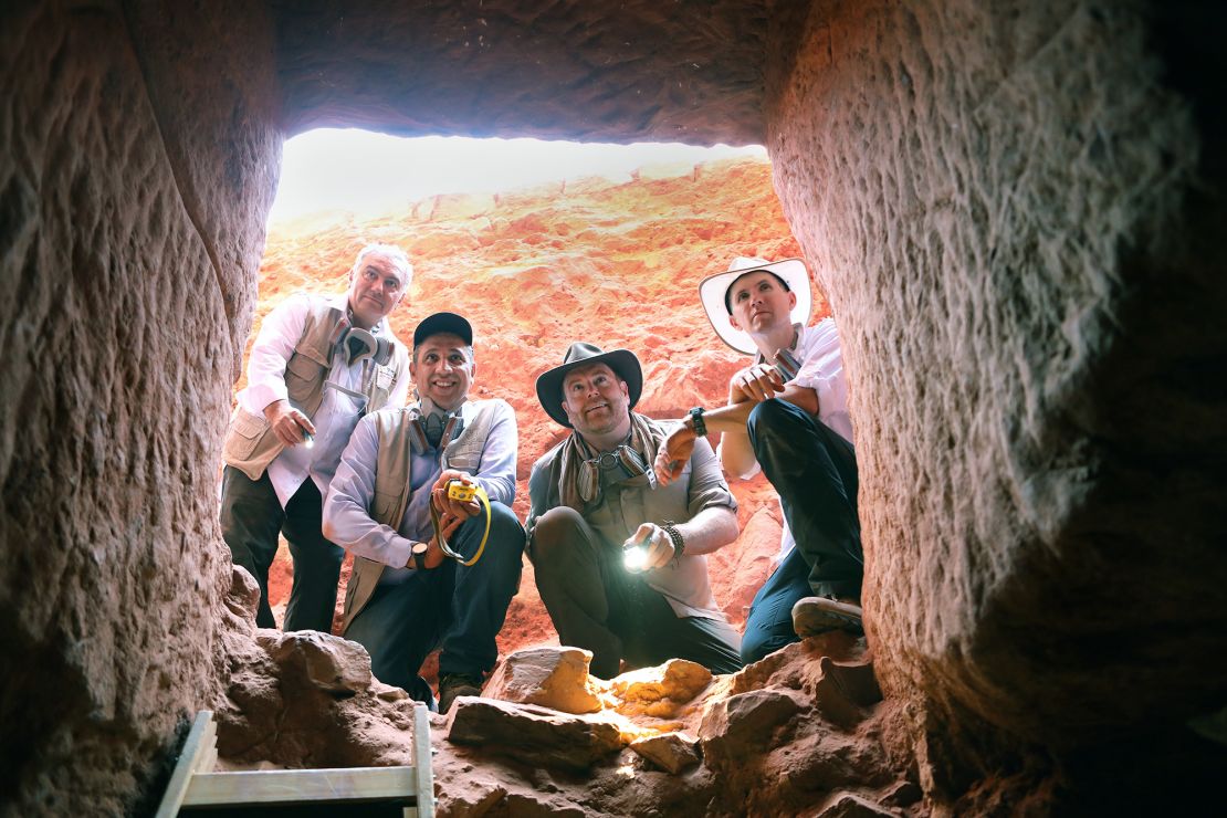 Josh Gates (desde la izquierda), Dr. Pierce Paul Chrisman, Dr. Fares Braizat y Fadi Balawi observan la tumba recién descubierta en Petra.