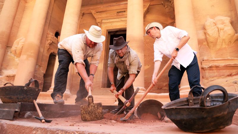 Hallada una tumba llena de esqueletos bajo el tesoro de Petra