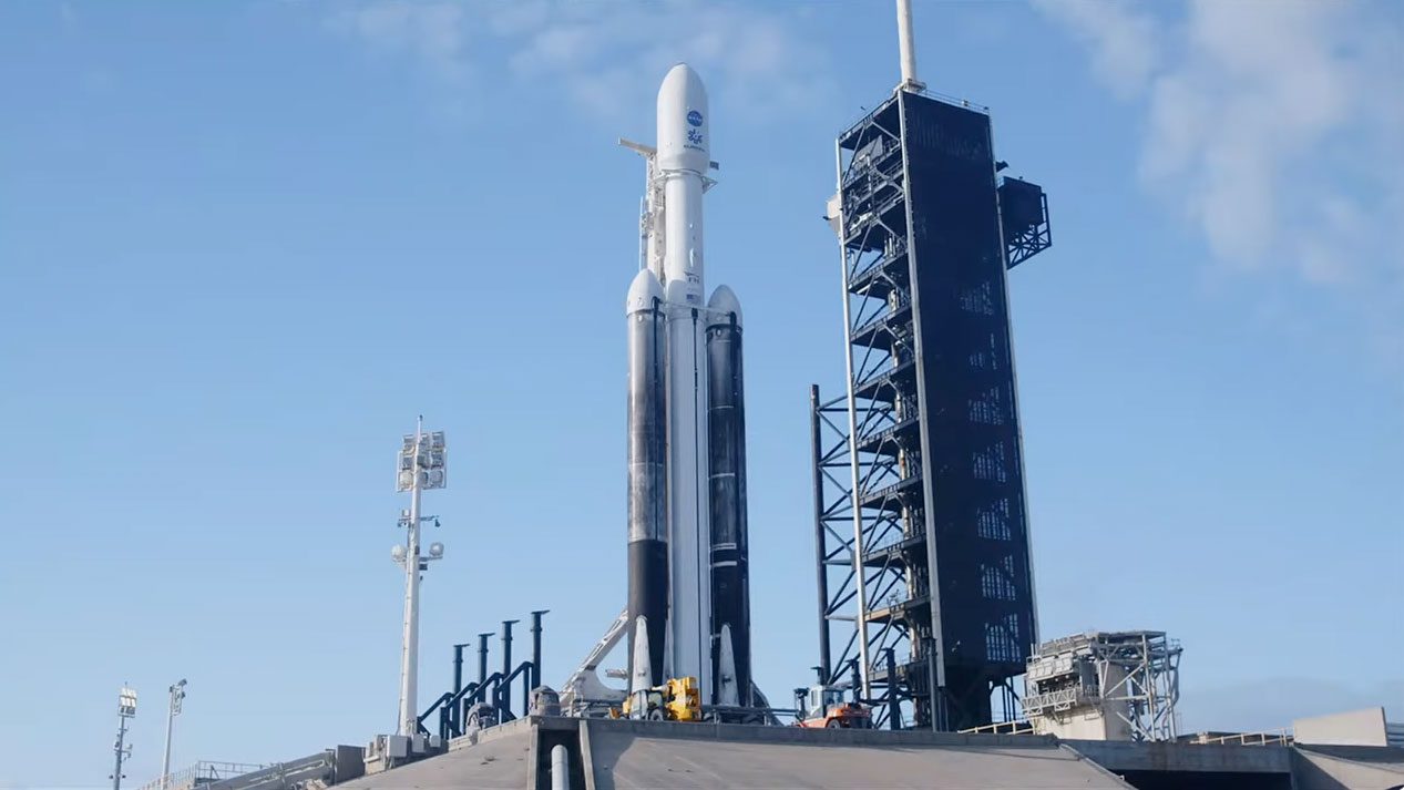 Un cohete propulsor triple SpaceX Falcon Heavy carga la nave espacial Europe Clipper de la NASA en la plataforma de lanzamiento.