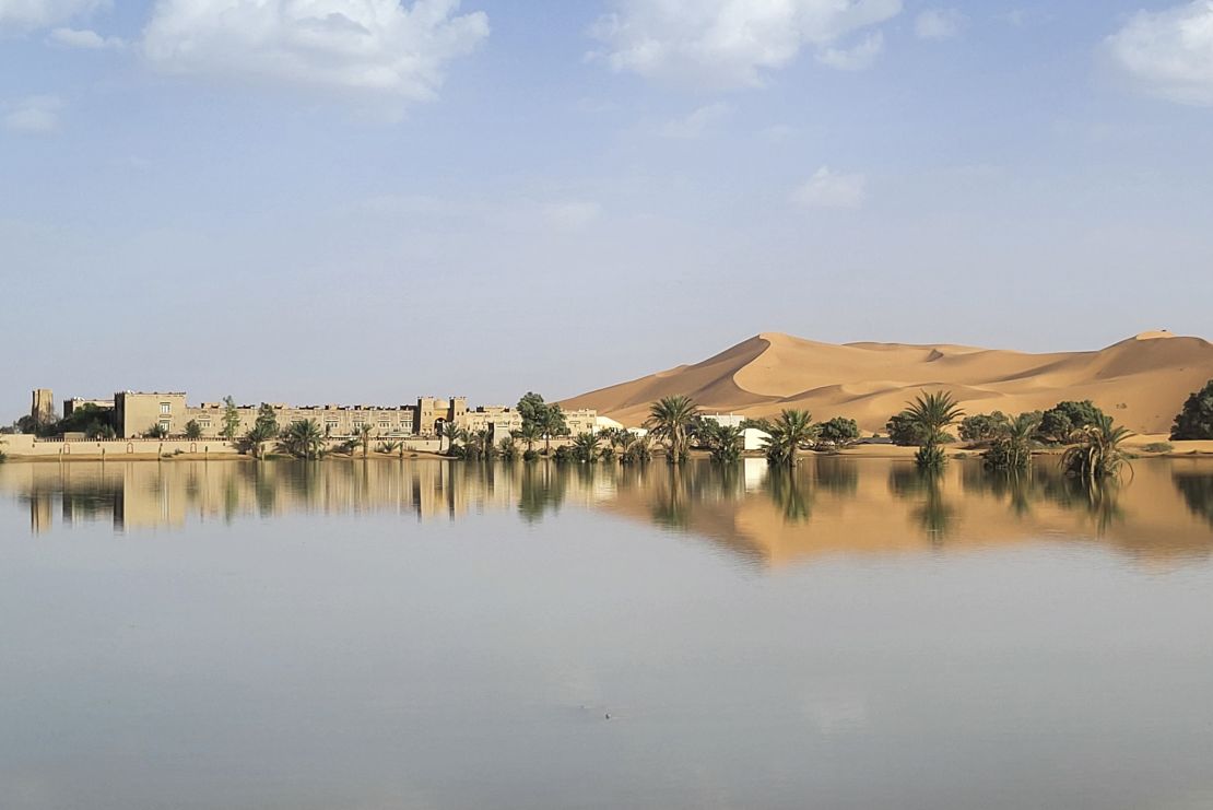 Edificios a lo largo de un lago lleno de fuertes lluvias en la ciudad desértica de Merzouga el 2 de octubre de 2024.