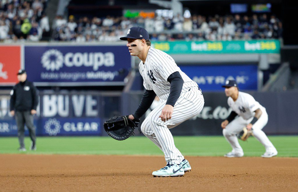 Anthony Rizzo, de los Yankees de Nueva York, juega la primera base con una mano envuelta en el Juego 1 de la serie ALCS contra los Guardianes de Cleveland en el Yankee Stadium