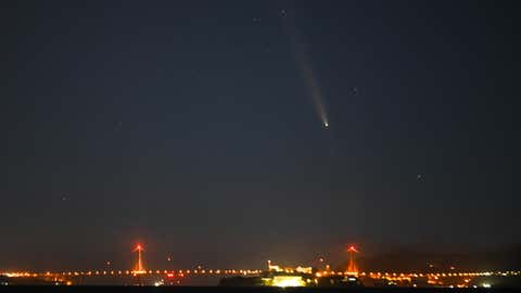 SAN FRANCISCO, CALIFORNIA - 14 DE OCTUBRE: El cometa Tsuchinshan-Atlas C/2023 A3, el cometa más brillante de los últimos 13 años, fue capturado sobre el puente Golden Gate en San Francisco, California, EE. UU., el 14 de octubre. 2024. (Foto de Tayfun Coskun/Anadolu vía Getty Images)