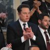 El director ejecutivo de Tesla, Elon Musk, aplaude mientras el primer ministro israelí, Benjamin Netanyahu, habla en una reunión conjunta del Congreso en el Capitolio de Estados Unidos el miércoles. Musk ha respaldado la campaña del expresidente Donald Trump, pero dice que no dona 45 millones de dólares al mes a la causa.