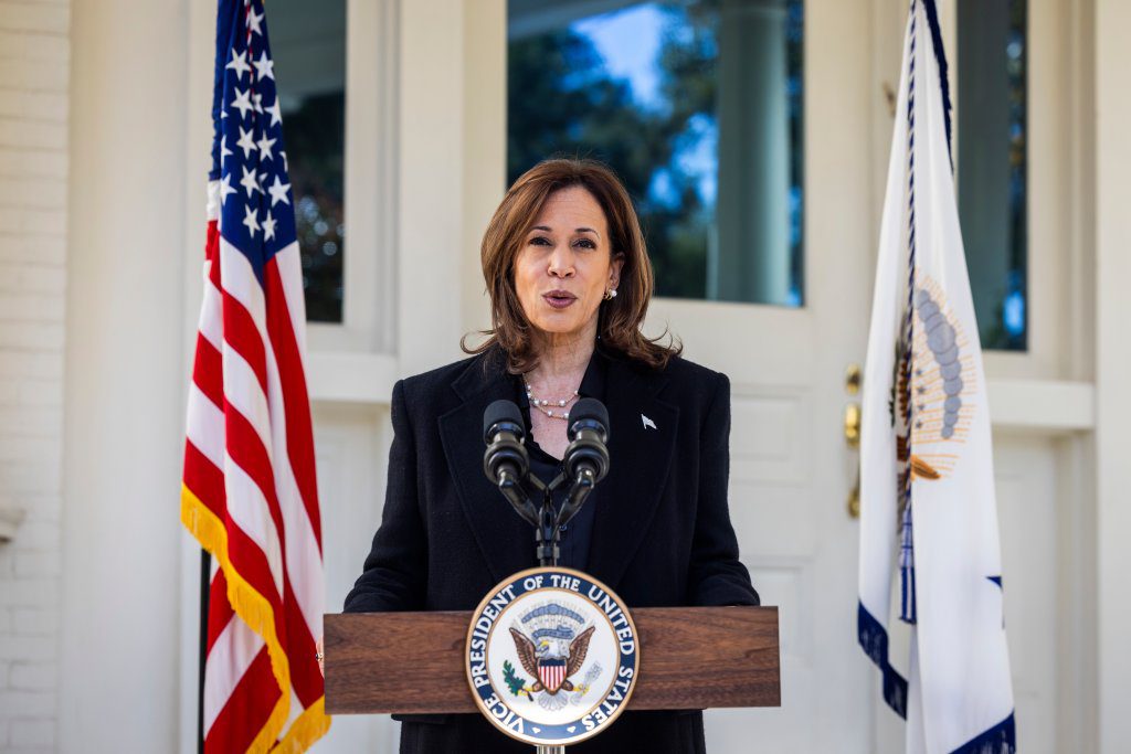 La vicepresidenta Kamala Harris, candidata del Partido Demócrata a la presidencia de Estados Unidos en 2024, habla sobre las recientes declaraciones de John Kelly