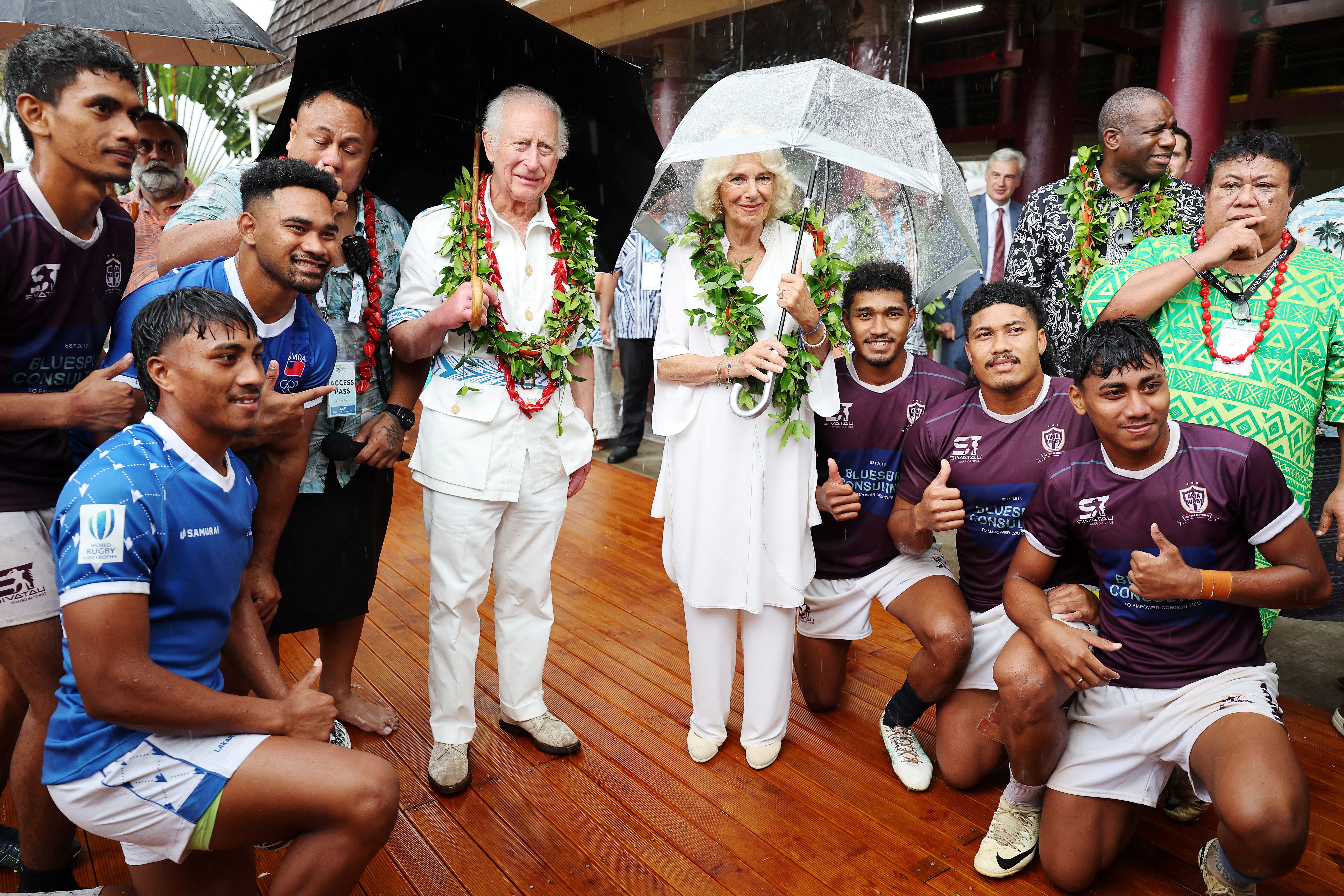 La pareja posa con jugadores de rugby.