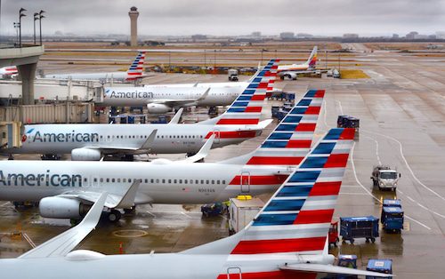 Aviones de American Airlines están estacionados a las puertas del Aeropuerto Internacional de Dallas-Fort Worth en un día lluvioso