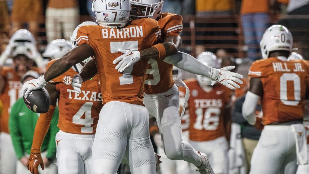 El TD de Texas se juega contra Georgia 2 después de que la primera intercepción haya sido anulada por penales y basura en el campo.