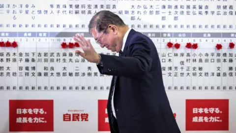 Getty Images El primer ministro japonés, Shigeru Ishiba, se marcha después de hablar con los medios en la sede del Partido Liberal Demócrata el 27 de octubre de 2024 en Tokio, Japón. 