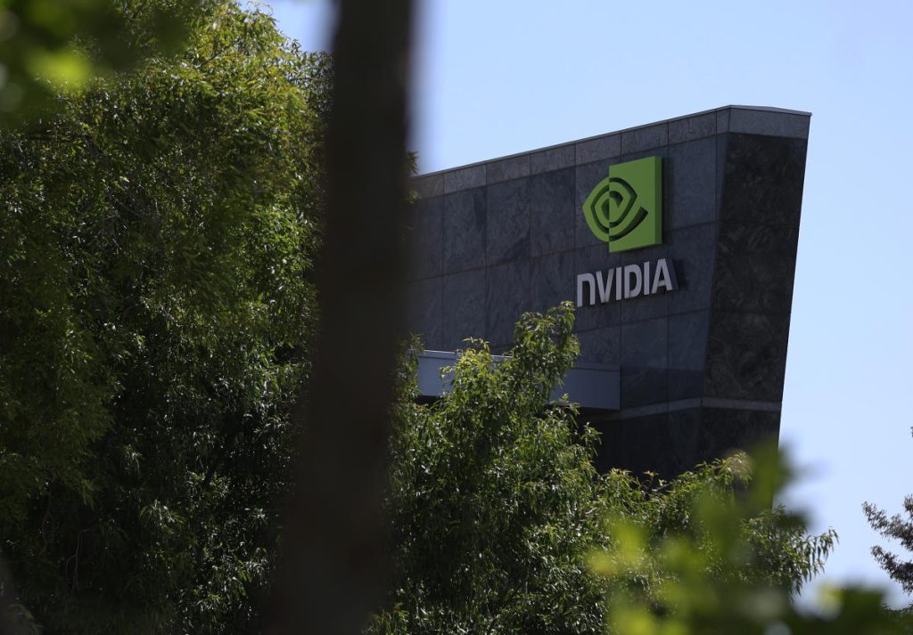 Las acciones de Nvidia alcanzan un nuevo récord mientras Wall Street sigue siendo optimista antes de las ganancias