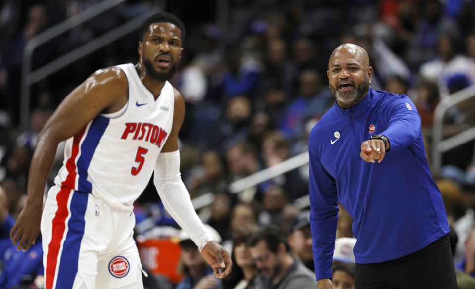 El entrenador de los Detroit Pistons, J.B. Bickerstaff, a la derecha, dirige al guardia Malik Beasley (5) durante la primera mitad de un partido de baloncesto de la NBA contra los Indiana Pacers el miércoles 23 de octubre de 2024 en Detroit. (Foto AP/Duane Burleson)