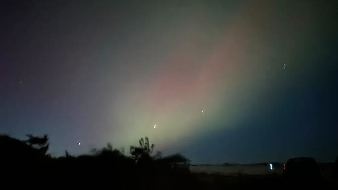 Luces de aurora vistas desde Lindenhurst, Nueva York, el 10 de octubre de 2024 durante una tormenta geomagnética severa.