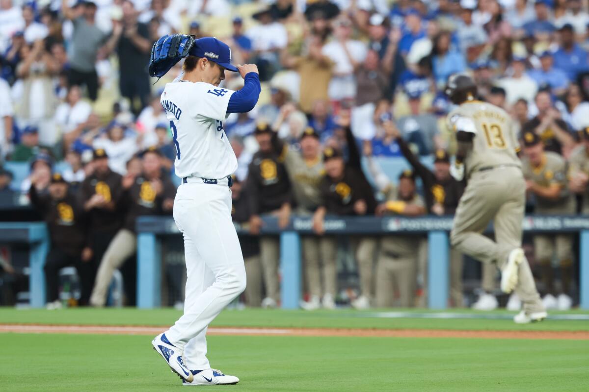 Yoshinobu Yamamoto reacciona luego de permitir un jonrón de dos carreras a Manny Machado de San Diego.